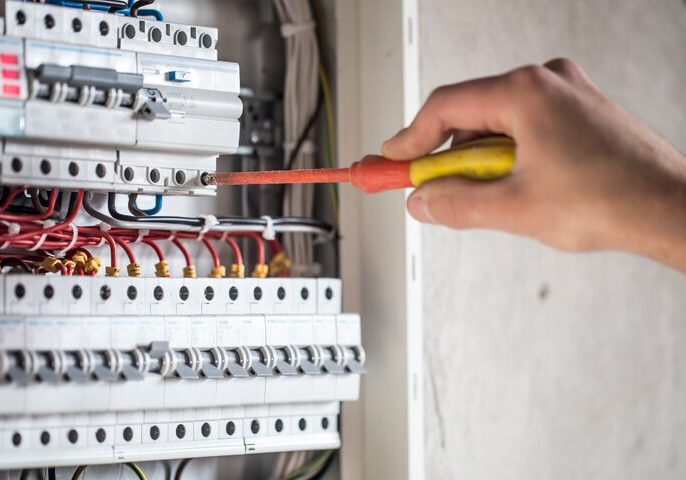 homme-technicien-electricien-travaillant-dans-tableau-fusibles-installation-connexion-equipements-electriques_169016-3859